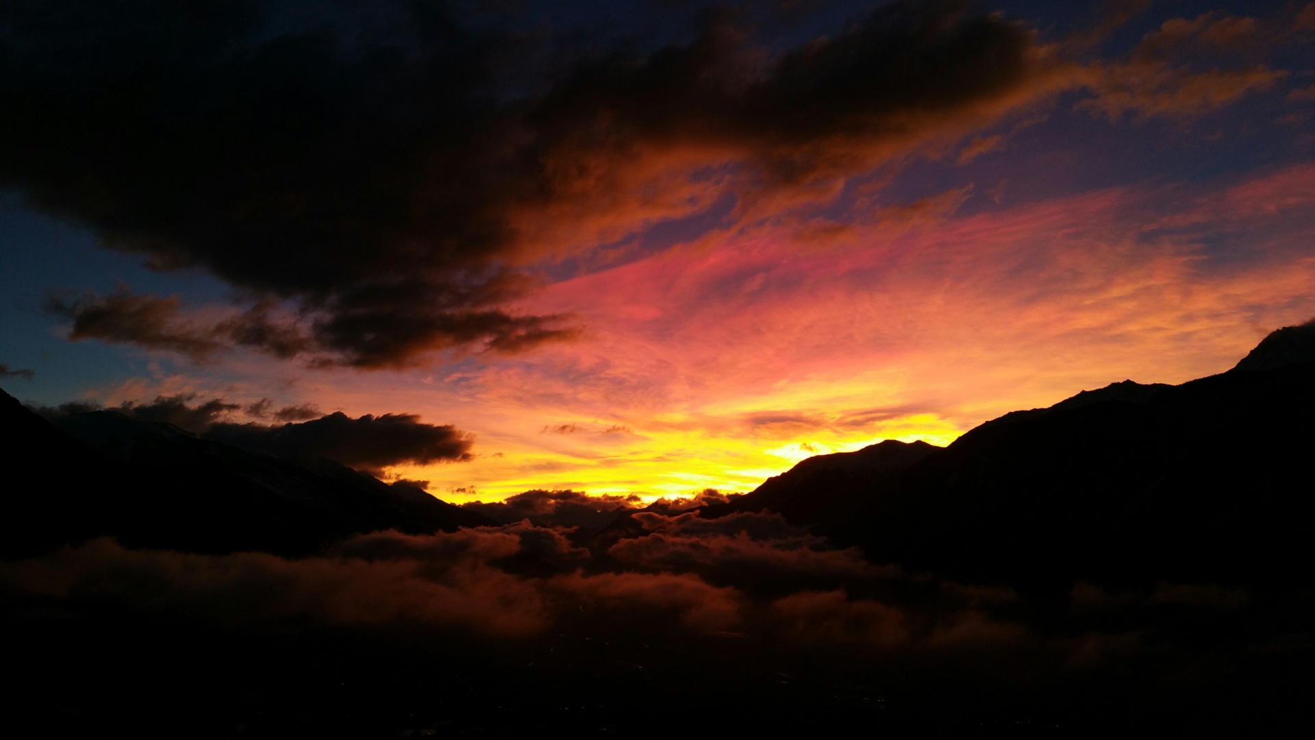 Après le départ des nuages matinaux, le soleil a rapidement réchauffé l'ensemble de la Suisse.