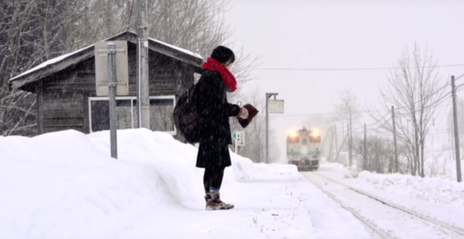 La jeune étudiante est la seule usagère de la gare de Kami-Shirataki.