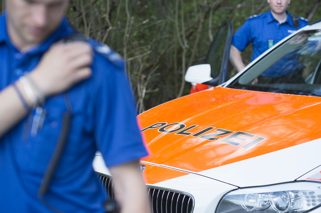 Les agents dépêchés sur les lieux ont retrouvé le corps inerte à l'intérieur de la BMW argentée "complètement démolie".