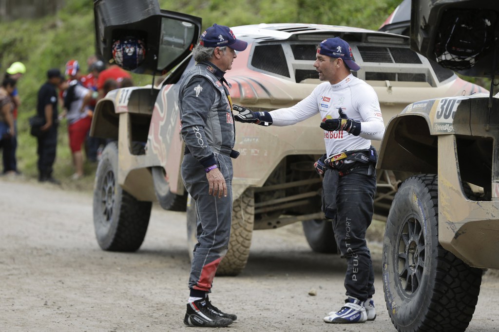 L'Espagnol Carlos Sainz (à gauche) et le Français Sébastien Loeb en pleine discussion.