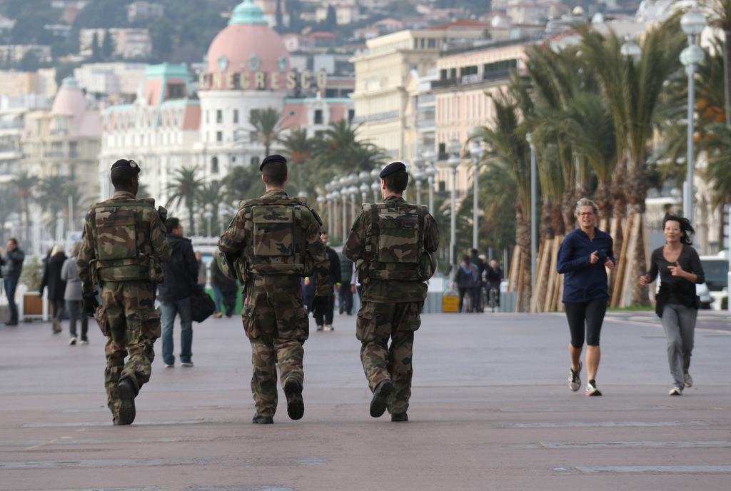 L'état d'urgence devient pesant pour une partie des Français.