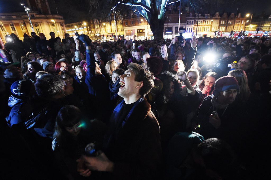 Des milliers de fans se sont réunis dans les rues de Brixton pour chanter les tubes de Bowie.