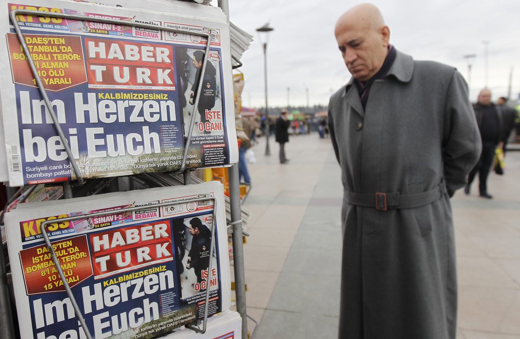 La Une des journaux turcs est titrée en allemand, en hommage aux victimes de l'attentat.