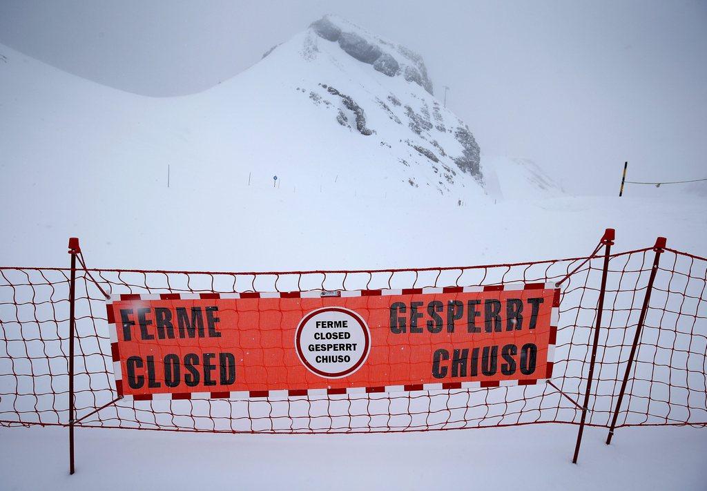 Le panneau indiquant la fermeture de la piste noire sur laquelle s'est déclenchée l’avalanche emportant le groupe de lycéens ce mercredi en Isère.