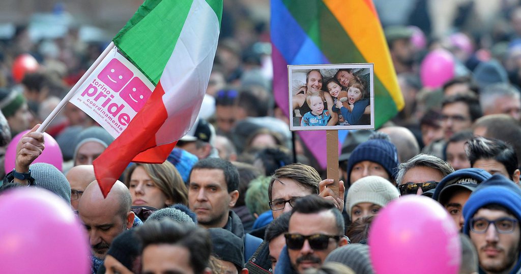 A Turin, des milliers de personnes demandent la reconnaissance des couples homosexuels.