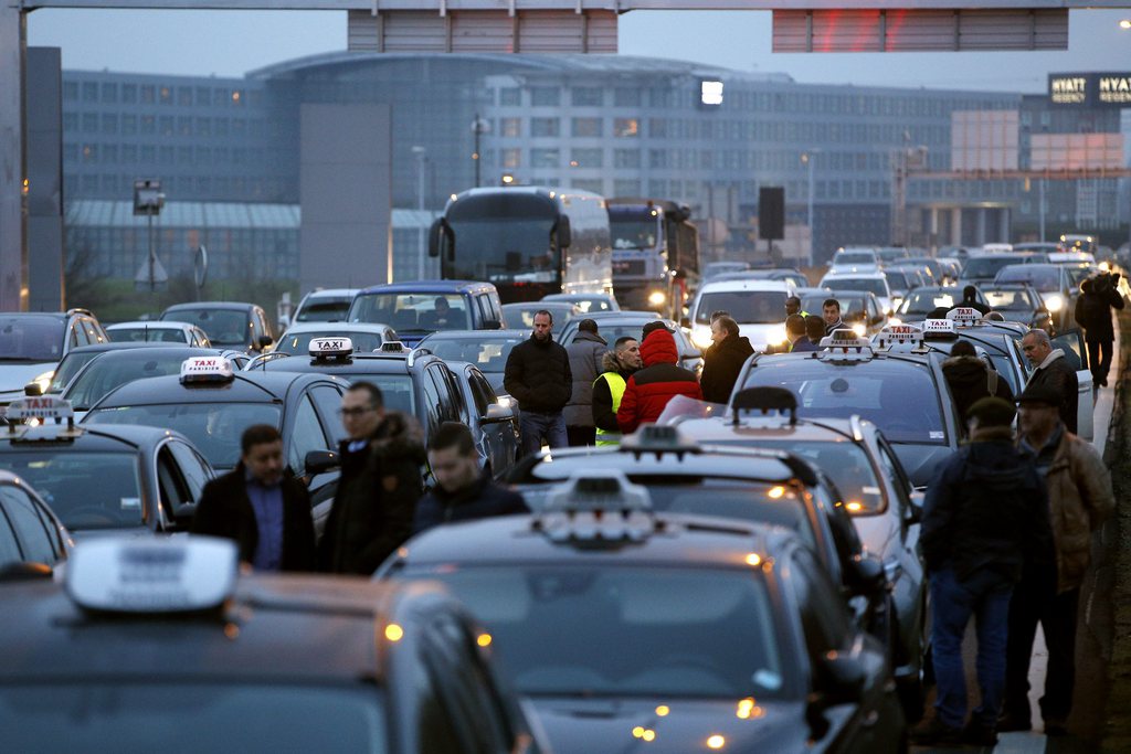 L'aéroport Charles de Gaulle à Paris était totalement bloqué ce mardi matin.