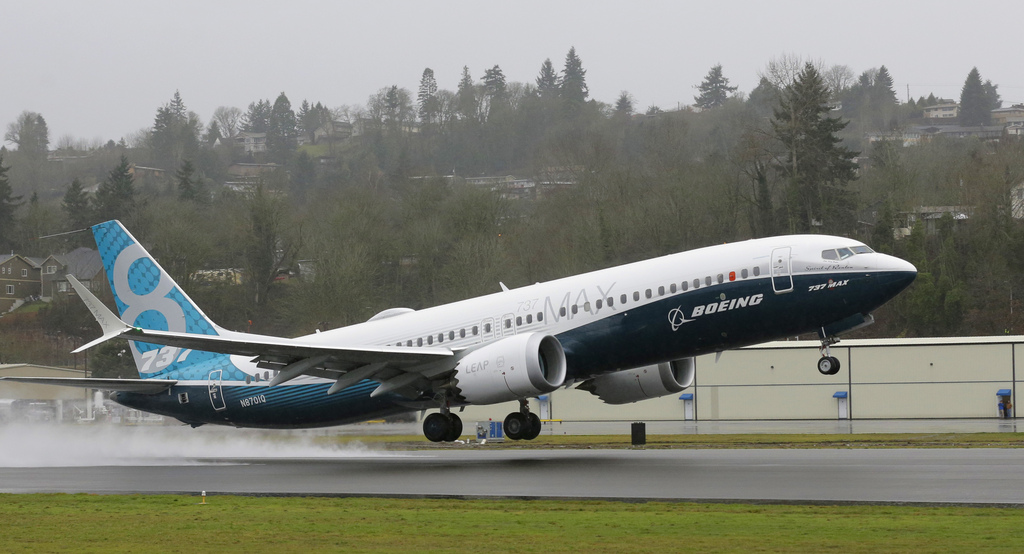 Le Boeing 737 MAX en plein décollage pour son vol inaugural.