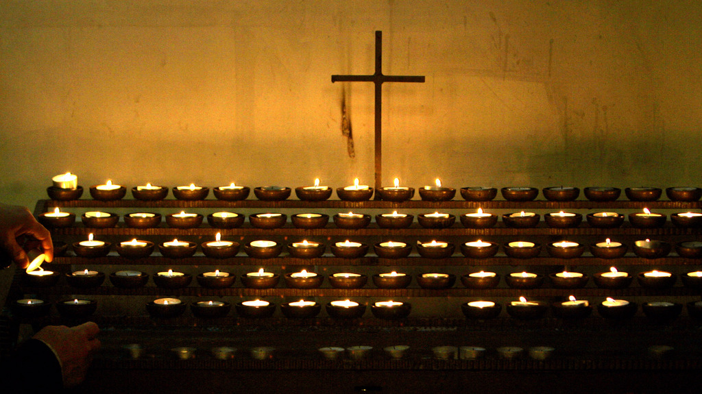 Le curé est accusé d'avoir systématiquement détourné des dons de paroissiens et les bénéfices des ventes de bougies votives.