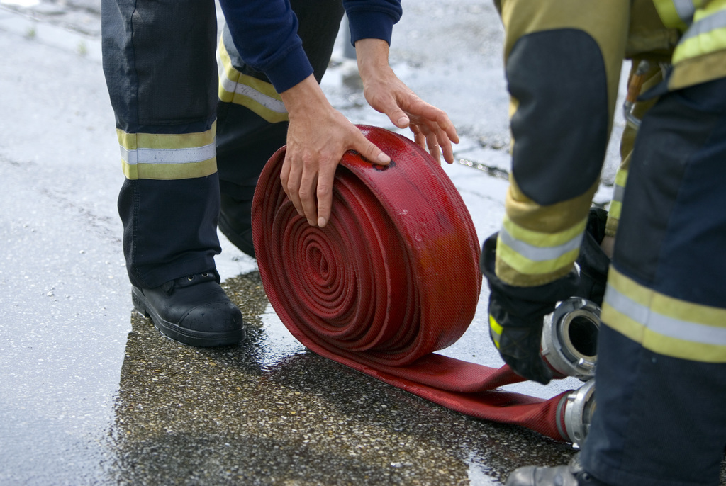 Dans la région d'Ascona, les sapeurs-pompiers ont pu contrôler le feu après une heure et demie d'intervention.