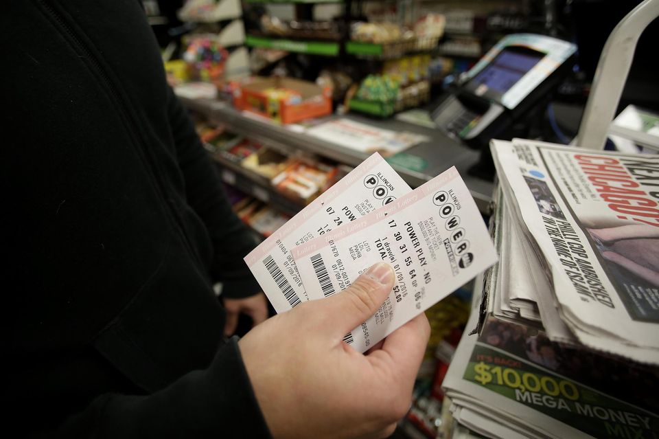Les Américains se ruent sur les billets de loterie.