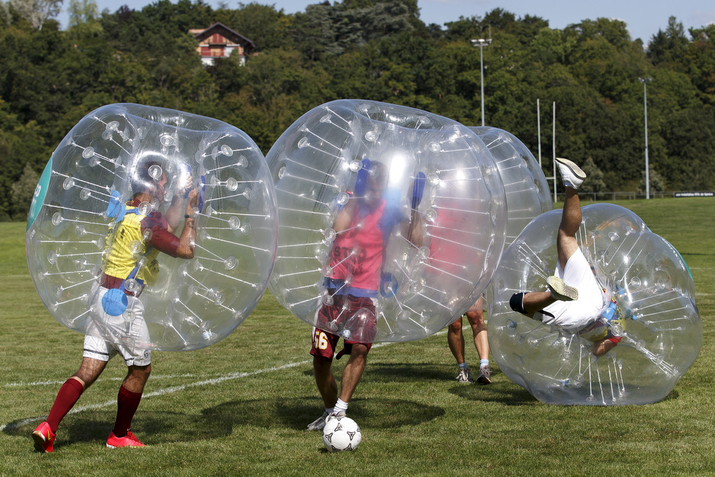 Des joueurs luttent pour le ballon, lors du tournoi SPOCO Bubble Football au stade de Vessy, ce samedi 22 aout 2015 a Geneve. (KEYSTONE/Salvatore Di Nolfi)