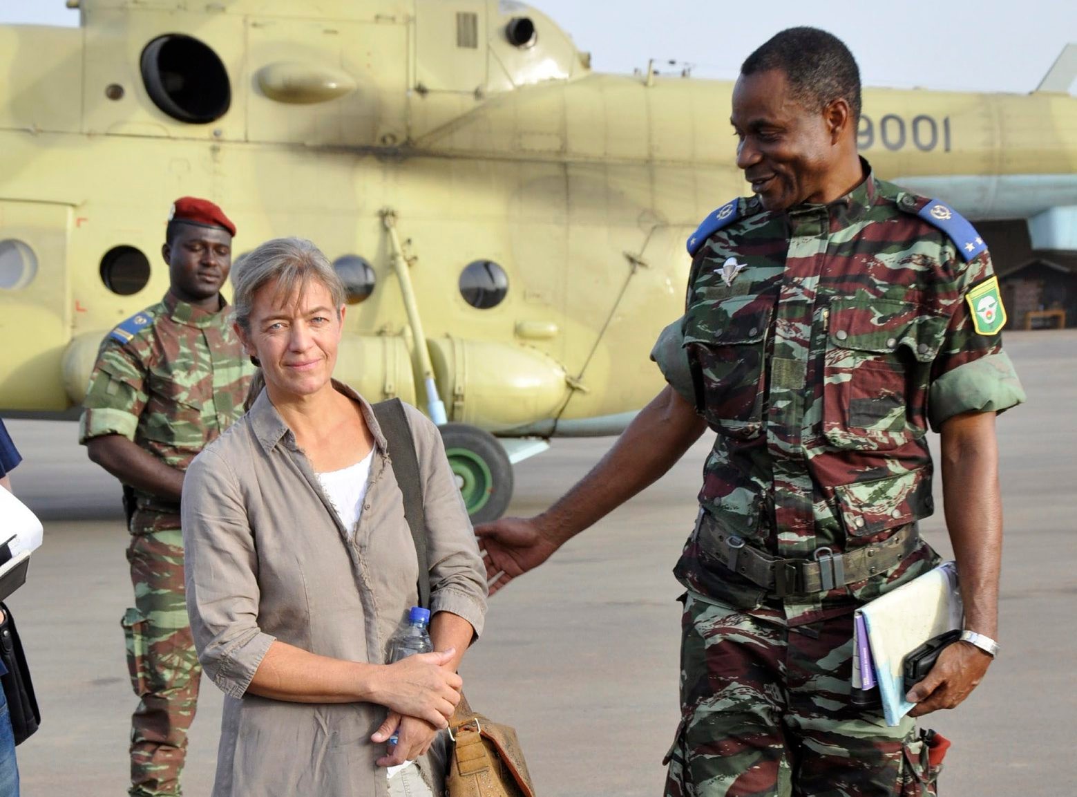 ARCHIVBILD ZU SCHWEIZERIN ZUM 2. MAL IN MALI ENTFUEHRT ---  In this file photo taken Tuesday, April 24, 2012, released Swiss hostage, left, arrives by helicopter from Timbuktu, Mali after being handed over by a militant Islamic group Ansar Dine, in Ouagadougou, Burkina Faso. A Swiss woman who had been briefly abducted back in 2012 was kidnapped again by suspected jihadists who scaled the walls of her home in northern Mali in the middle of the night, authorities said Friday, Jan. 8, 2016,  Witnesses say Beatrice Stockly's door was found open Friday morning in Timbuktu, the town where she returned the year after her first kidnapping. (AP Photo/Brahima Ouedraogo, File) MALI WOMAN ABDUCTED