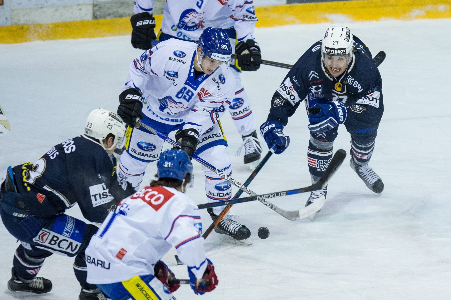 Hockey LNB : HCC - GCK Lions

En blanc au contact, Dominik Diem (89) et en bleu a droite Devin Muller (27)



La Chaux-de-Fonds, le 05.01.2016 

Photo : Lucas Vuitel HOCKEY SUR GLACE