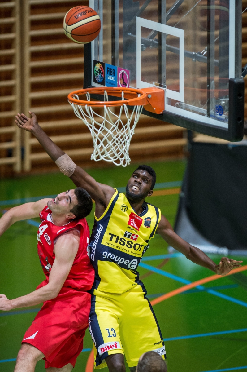Basket : Union Neuchatel - Swiss Central



En rouge Zarko Duric (14) et a droite en jaune Babacar Toure (13)



Neuchatel, le 09.01.2016 



Photo : Lucas Vuitel
