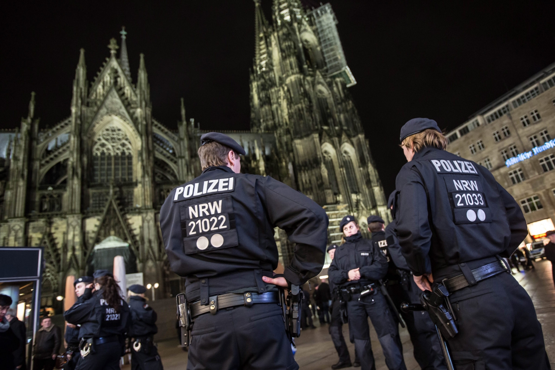 epa05096067 Police forces guard the area around the Cathedral in Cologne, Germany 10 January 2016. Police presence was beefed up in consequence to the New Year's Eve's attacks. The number of cases reported to Cologne police following a night of mass sex assaults and thefts continued to rise sharply, with the latest official figures rising to 516 complaints from a previous 379, around 40 per cent of the complaints involve allegations of sexual assault, according to the police statement.  EPA/MAJA HITIJ GERMANY POLICE COLOGNE SITUATION