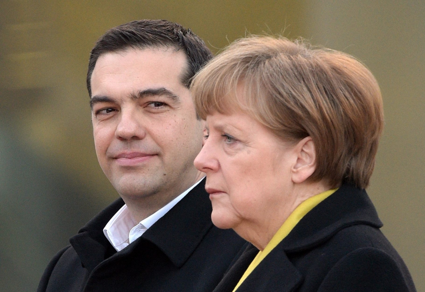 epa04676153 German Chancellor Angela Merkel (R) welcomes Greek Prime Minister Alexis Tsipras (L) with military honours for his inaugural visit in front of the Federal Chancellery in Berlin, Germany, 23 March 2015. Tsipras is expected to present a list of reforms, hoping to unlock bailout funds to prevent Greece from running out of cash next month, Greek government sources said.  EPA/RAINER JENSEN GERMANY GREECE DIPLOMACY