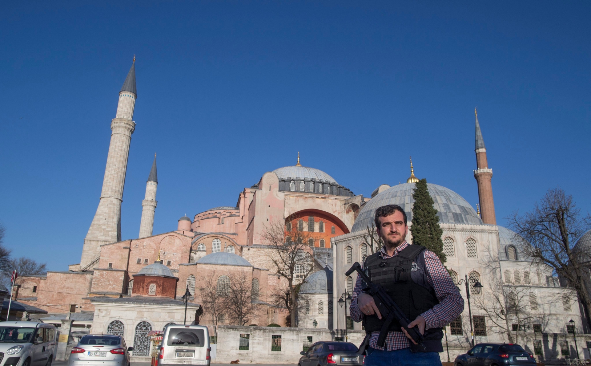 epa05098520 A Turkish policeman secures the area in front of Hagia Sophia Museum after after an explosion near the Blue Mosque in the Sultanahmet district of central Istanbul, Turkey, 12 January 2016. Ten people are dead and 15 injured following an explosion in the Sultanahmet district of central Istanbul, the Anadolu news agency reported, citing the city's governor. According to the report, government sources suspect the explosion was intended as a terror attack. Turkish President Recep Tayyip Erdogan says a person of Syrian origin is suspected to be the suicide bomber.  EPA/TOLGA BOZOGLU TURKEY EXPLOSION