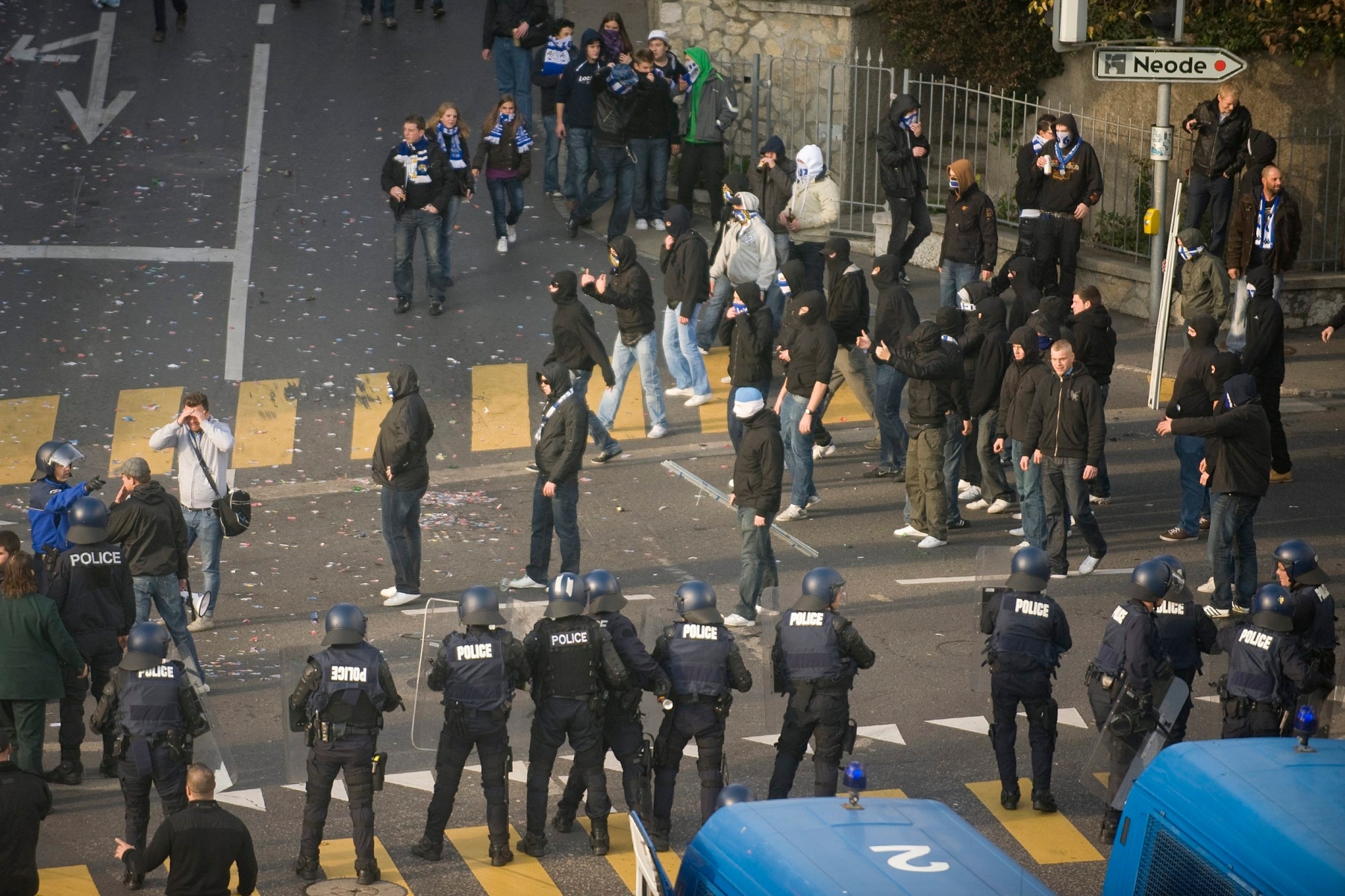 Securite aux abords du stade de la Maladiere: avant match de super league NE Xamax - FC Lucerne

Arrivee des supporters de Lucerne sous les yeux des supporters neuchatelois et sous la surveillance de la police



Neuchatel, 23 10 2010

PHOTO DAVID MARCHON POLICE CANTONALE