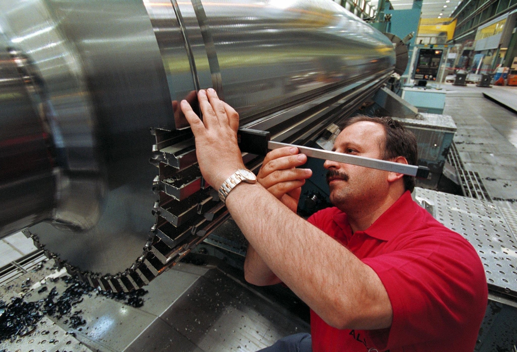 Un travailleur de l'industrie de machines.



Arbeiter in der Maschinenindustrie bei Alstom in Birr, wo kombinierte Gas-/Dampfturbinenanlagen produziert werden, aufgenommen am 5. Juni 2002. . (KEYSTONE/Martin Ruetschi) 



 ALSTORN
