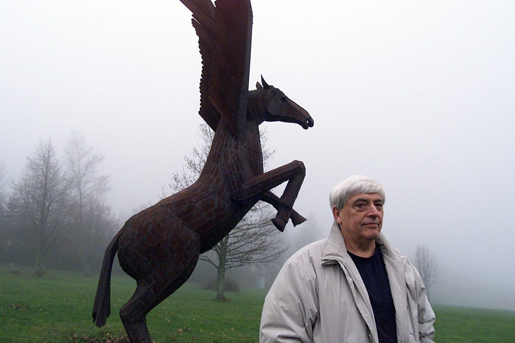 Francis Berthoud, sculpteur chaux-de-fonnier et Pegase l'une de ses grandes oeuvres.

20.11.2002

Photo Richard Leuenberger

 SCULPTEUR