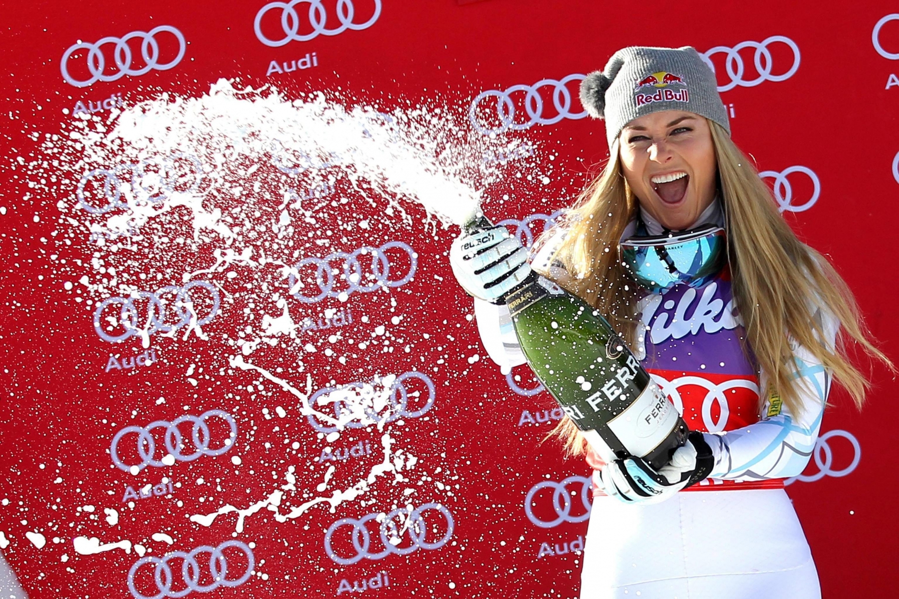 epa05120302 Lindsey Vonn of the USA celebrates on the podium after winning the Women's Downhill race at the FIS Alpine Skiing World Cup in Cortina d'Ampezzo, Italy, 23 January 2016.  EPA/ANDREA SOLERO ITALY ALPINE SKIING WORLD CUP