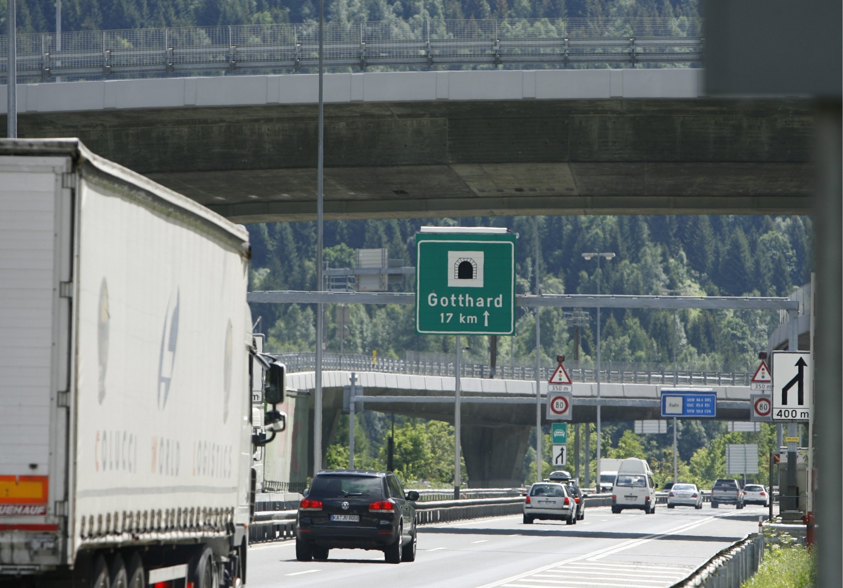 Die Gotthard Tunnelaus- und Einfahrt bei Goeschenen, aufgenommen am Mittwoch, 6. August 2008. Der Gotthard Tunnel soll in 10 Jahren saniert werden. Die Sanierung des Gotthard Tunnels soll zusammen rund ein Jahr dauern und eine Totalsperrung ist unausweichlich. Die Sanierung duerfte zwischen 2018 bis 2020 durchgefuehrt werden. (KEYSTONE/Urs Flueeler) SCHWEIZ GOTTHARD TUNNEL