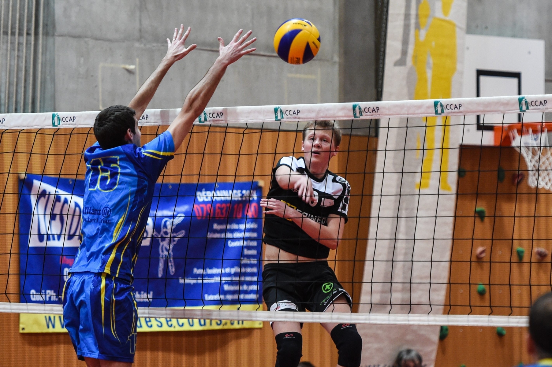 Volley Colombier.



D. Muller (10)S. Ulrich (15) Thonon.



COLOMBIER 23 01 2016

PHOTO: Christian Galley