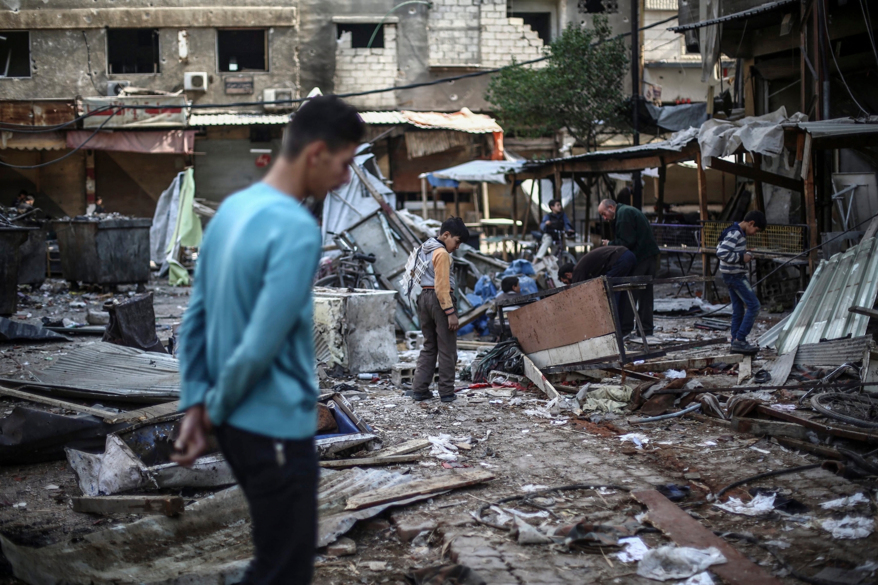 JAHRESRUECKBLICK 2015 - OKTOBER - Syrian inspect a destroyed market place following what local activists say was an airstrike by forces loyal to the al-Assad regime in the rebel-held area of Douma, outskirts of Damascus, Syria, 30 October 2015. According to the Syrian Observatory for Human Rights at least 60 people were killed and over a hundred wounded in the attack on the busy market. (KEYSTONE/EPA/MOHAMMED BADRA) JAHRESRUECKBLICK 2015 - OKTOBER - SYRIEN KONFLIKT