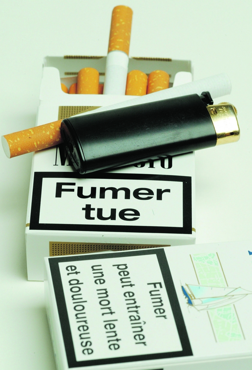 Affichage sur les paquets de cigarettes prévenant contre les dangers de la consommation de tabac à Paris le 30/09/2003
François Bouchon / Le Figaro