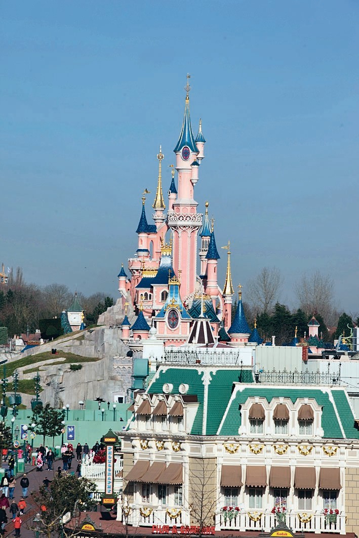 Vue du parc d'attractions Disneyland Paris depuis l'hotel Disneyland. 103569