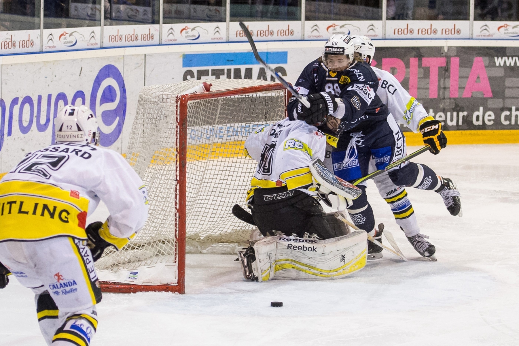 Hockey LNB : HCC - Ajoie



En bleu devant le gardien d'Ajoie Sascha Rochow (40), Marc-Olivier Vallerand (88) 



La Chaux-de-Fonds, le 02.02.2016 



Photo : Lucas Vuitel