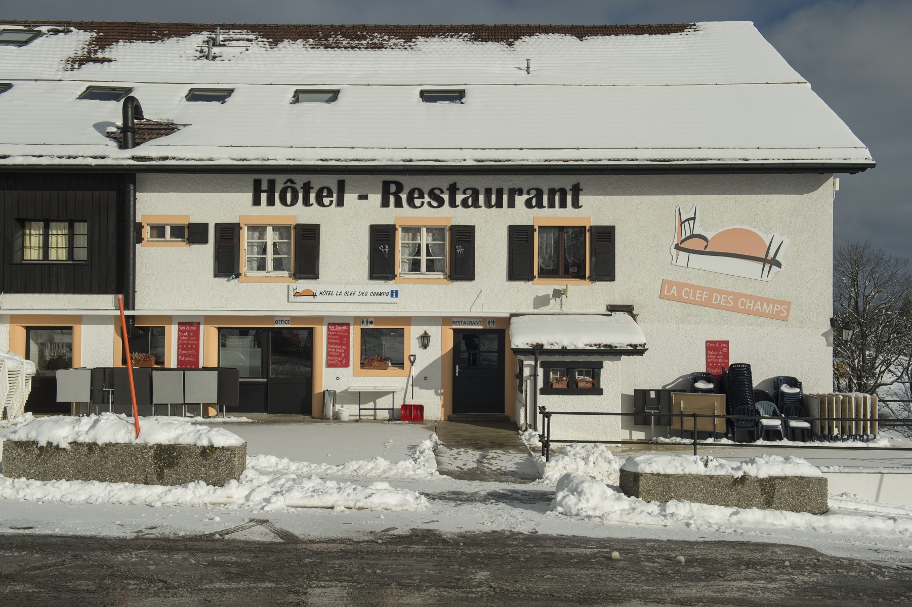 L'Hôtel-restaurant La Clef des champs, à Tête-de-Ran, devient centre d'hébergement cantonal pour demandeurs d'asile dès le 1er avril.