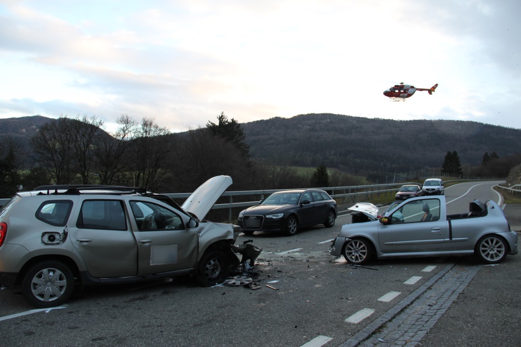 Une collision frontale au-dessus de Glovelier a fait deux blessés graves.