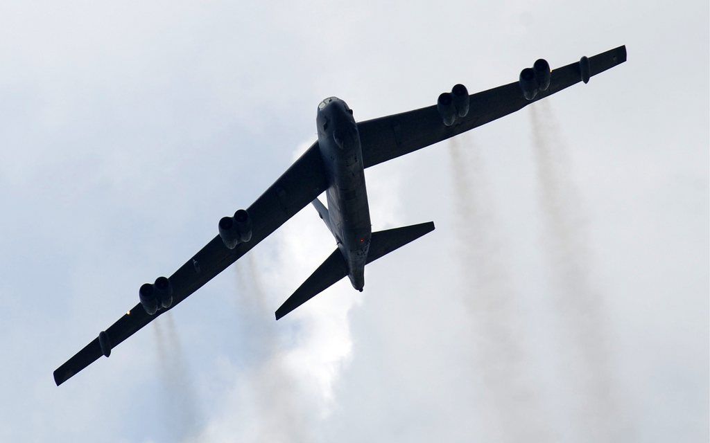 Le B-52 américain, qui est capable de transporter des bombes atomiques, a volé à basse altitude au-dessus de la base aérienne d'Osan, située près de Séoul.