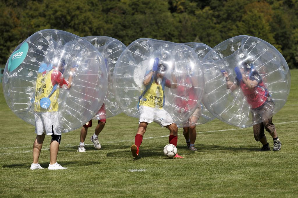Lors du tournoi, deux équipes de 3 à 5 joueurs chacune s'affrontent à l'intérieur de grandes bulles. 