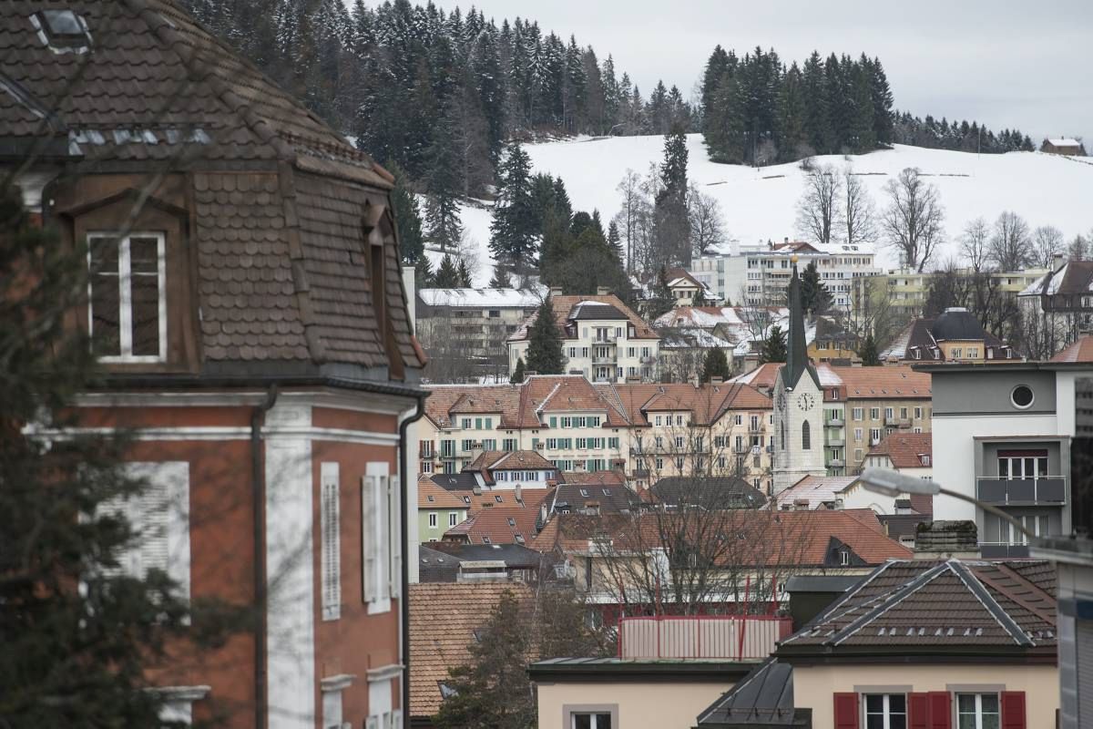 La Chaux-de-Fonds, plongée dans une morosité dont plus d'un aspirent à sortir.