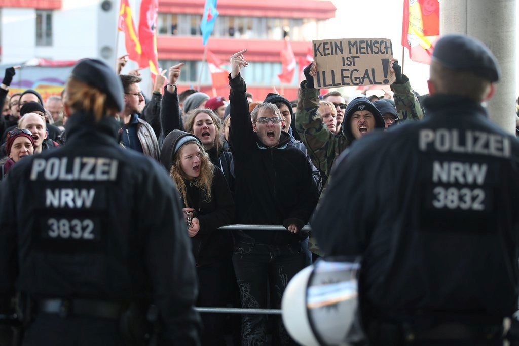 Des contre-manifestants protestent contre le rassemblement du mouvement Pegida à Cologne.
