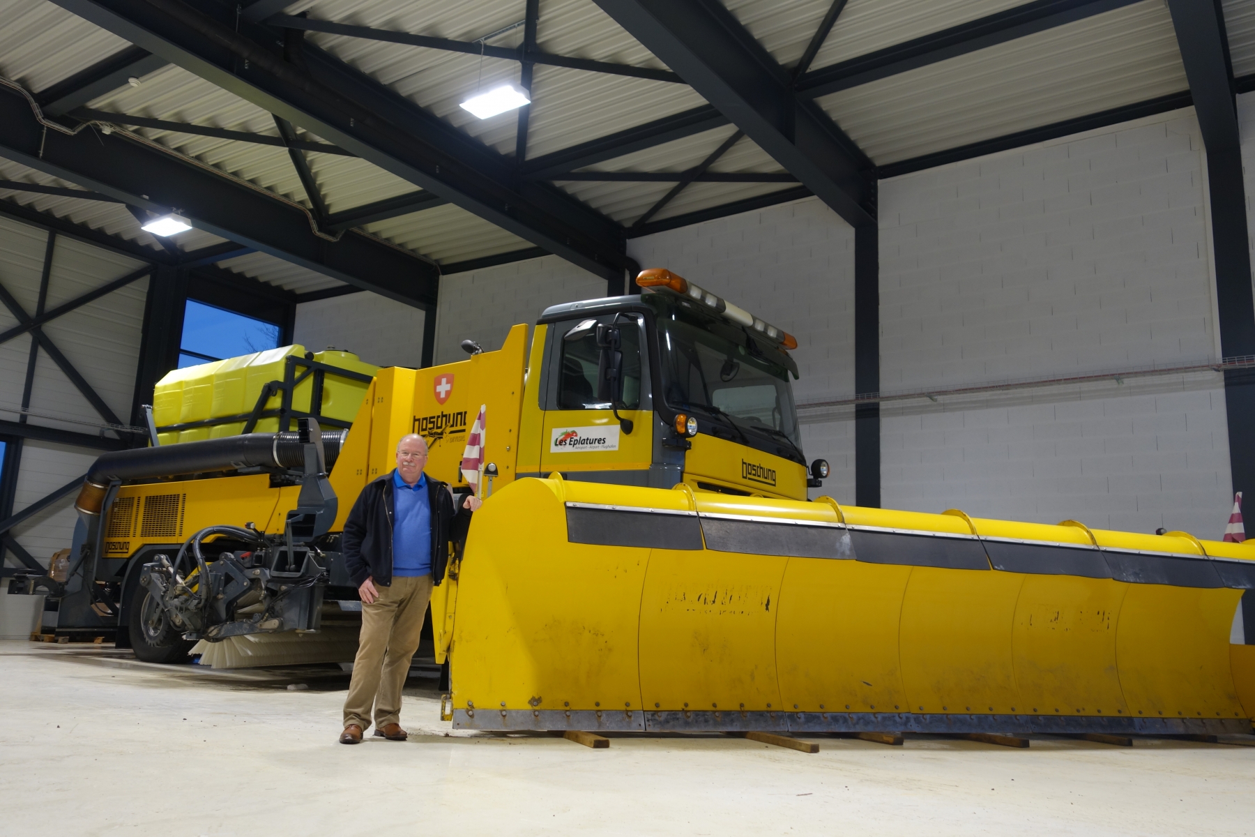 Le chasse-neige de 36 tonnes a été spécialement modifié pour les besoins de l'aéroport Chaux-de-Fonnier, dirigé par Simon Loichat.