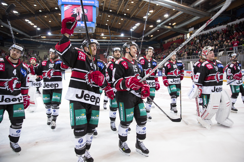 L'attaquant lausannois Juha-Pekka Hytoenen et le défenseur John Gobbi après leur victoire sur Kloten.