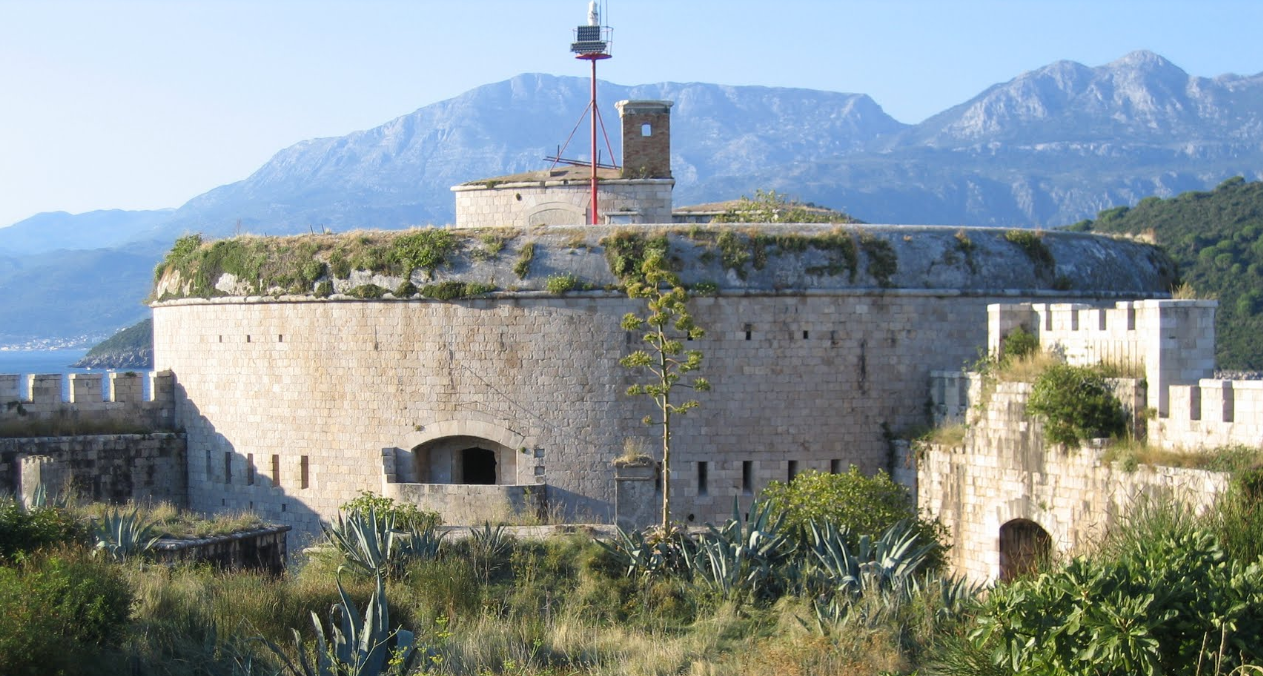 Le fort de l'îlot de Mamula est situé en mer Adriatique, à l'entrée des Bouches de Kotor. Il a été construit au 19e siècle, avant de servir de camp de prisonniers à l'armée italienne pendant la Seconde Guerre mondiale.