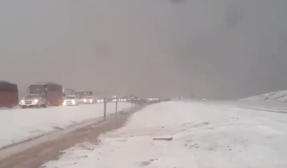 La neige est tombé en abondance sur la route qui relie La Mecque à Médine.