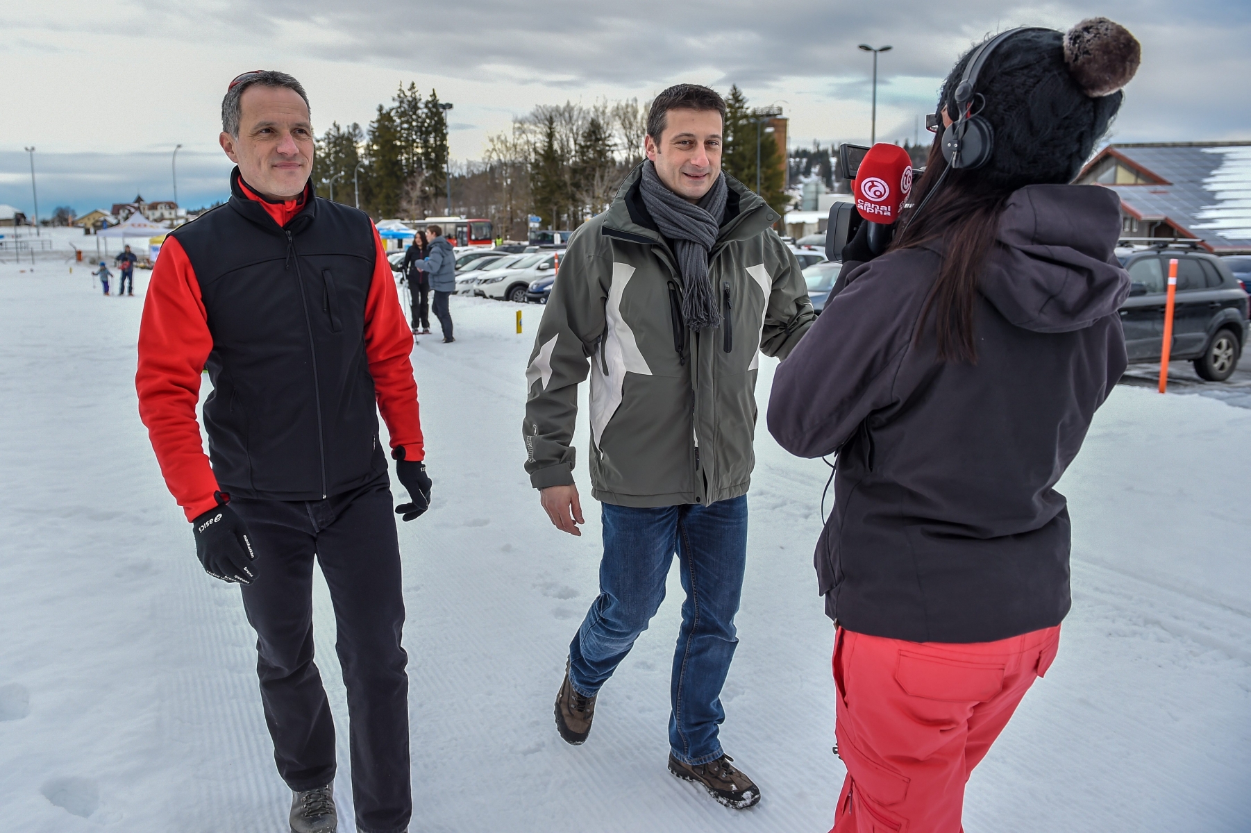 Les deux ministres neuchâtelois (à gauche, Laurent Kurth) et jurassien (au centre, Jacques Gerber) de la Santé ont participé au SnowUp