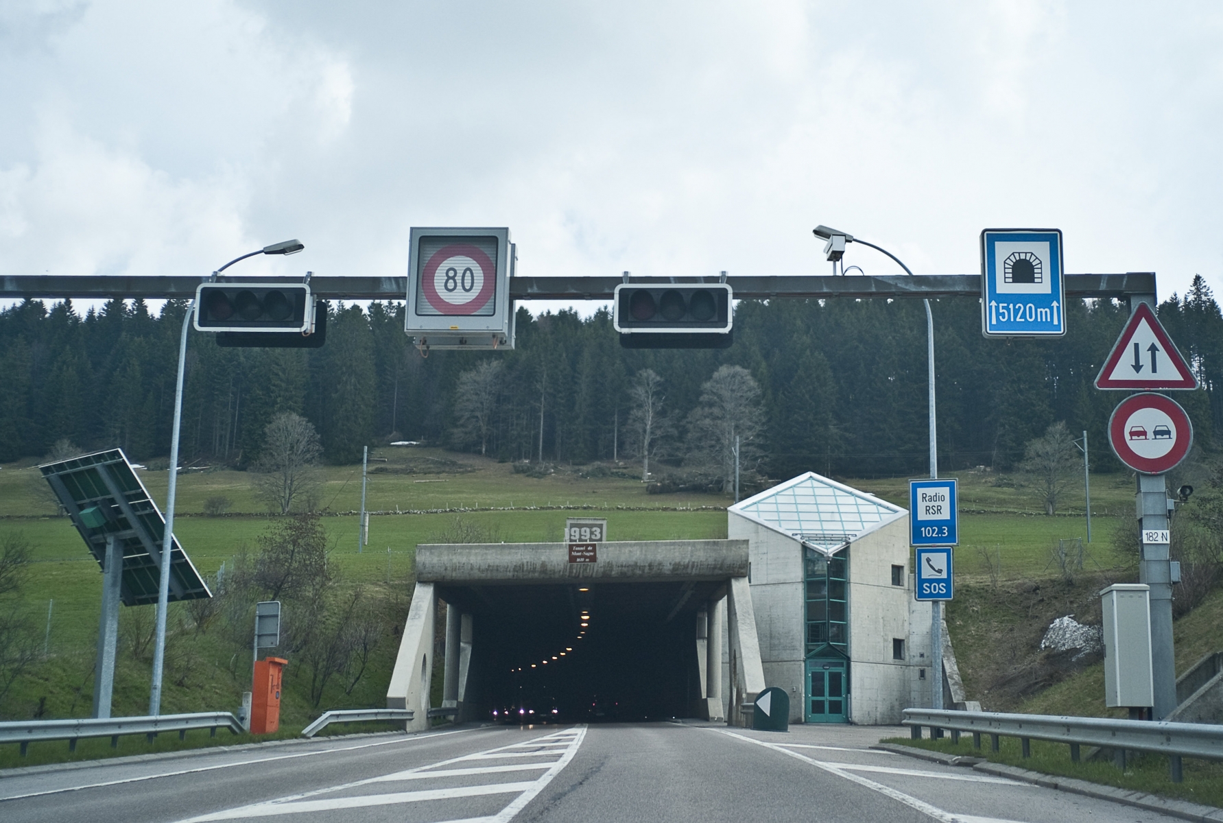 L'entrée chaux-de-fonnière du tunnel sous la Vue-des-Alpes, au Bas-du-Reymond.