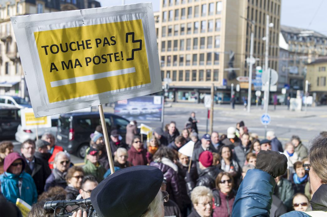 Manifestation contre la fermeture des dernières postes de quartier, fin février à Neuchâtel.
