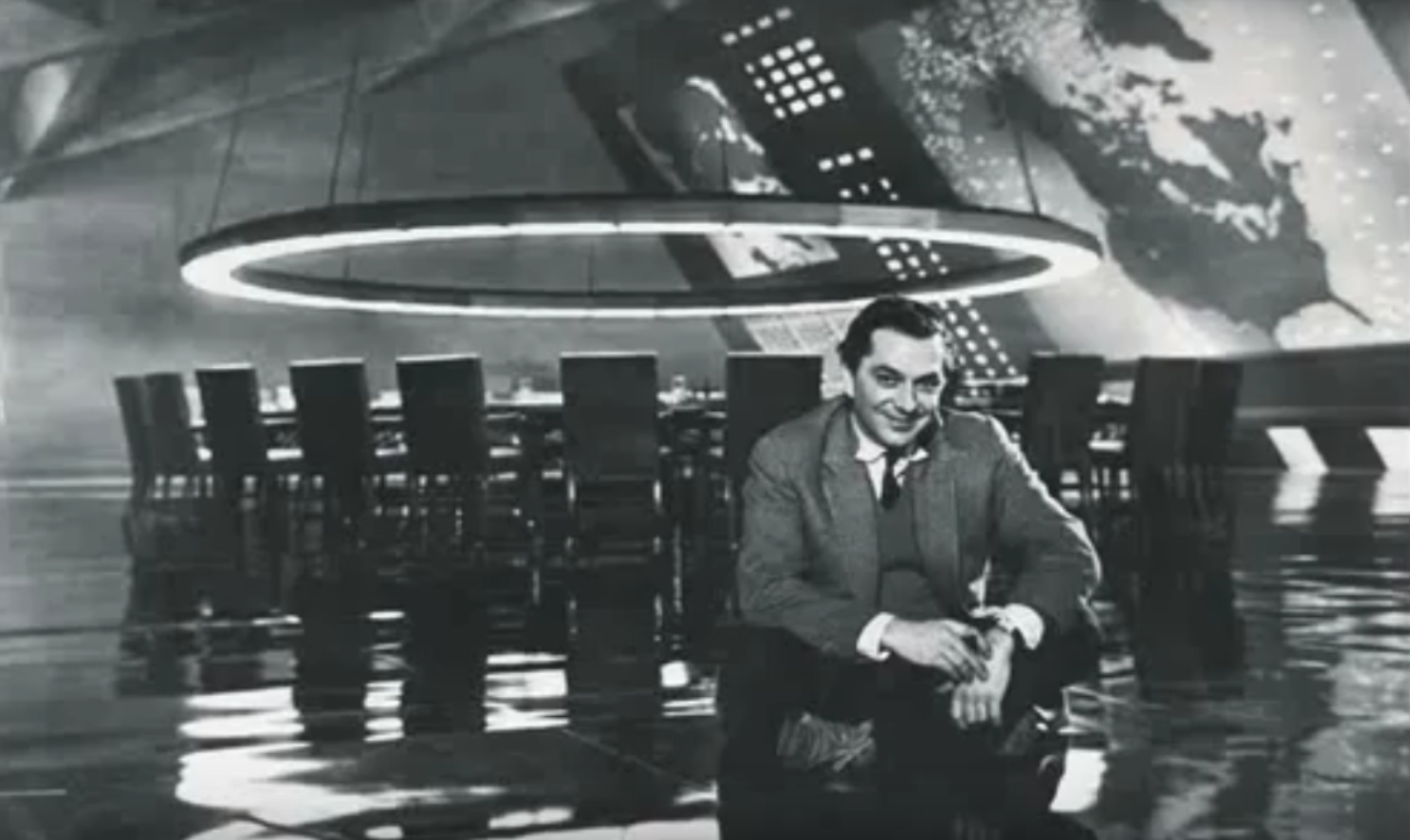 Ken Adam avait créé la War Room ou salle de guerre dans Docteur Folamour de Stanley Kubrick. 