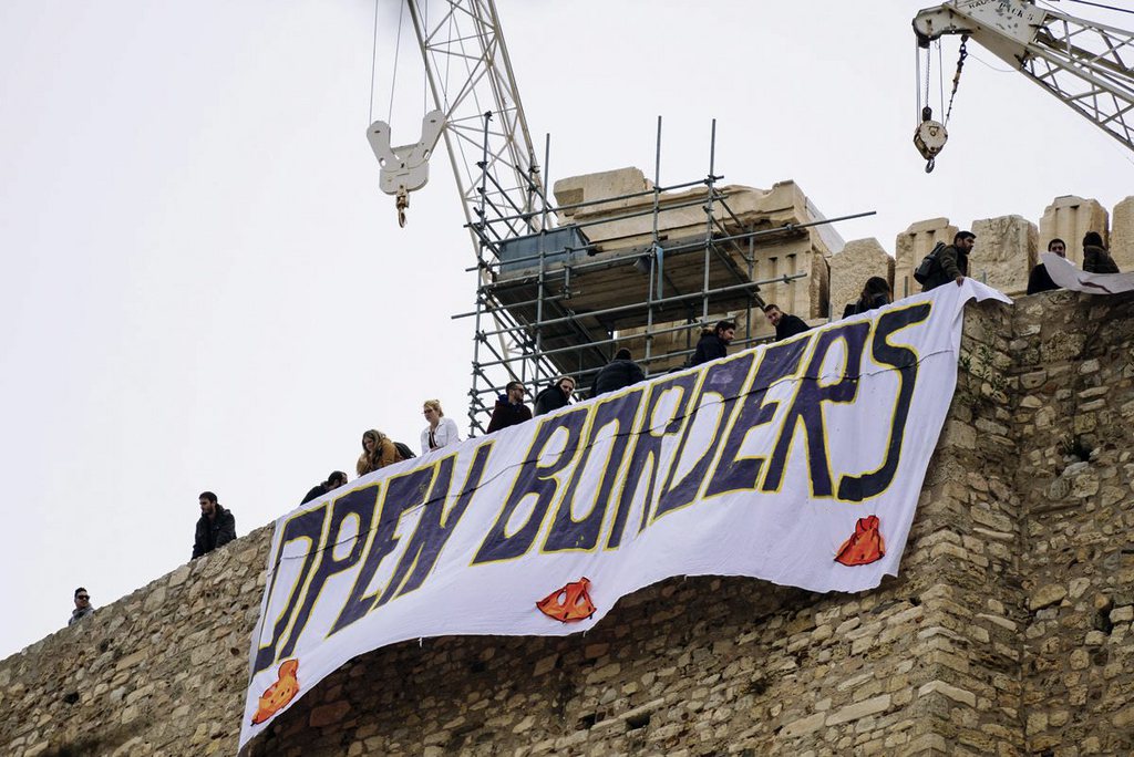 Des activistes grecs montrent leur soutien aux migrants avec le slogan "Ouvrez les frontières".