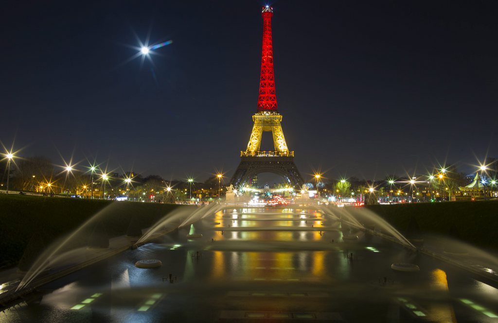 La tour Eiffel s'est illuminée en noir, jaune et rouge, en hommage au victimes de Bruxelles.