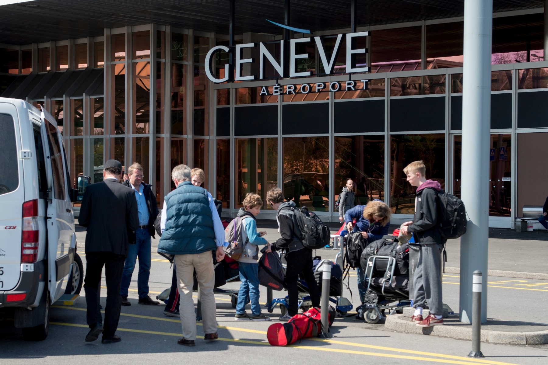 Des passagers arrivent devant le terminal 1 de Geneve Aeroport, avant une conference de presse de presentation du rapport annuel et le bilan financier 2015 de Geneve Aeroport, ce mercredi 6 avril 2016 a Geneve. (KEYSTONE/Martial Trezzini) SUISSE AEROPORT GENEVE RAPPORT 2015