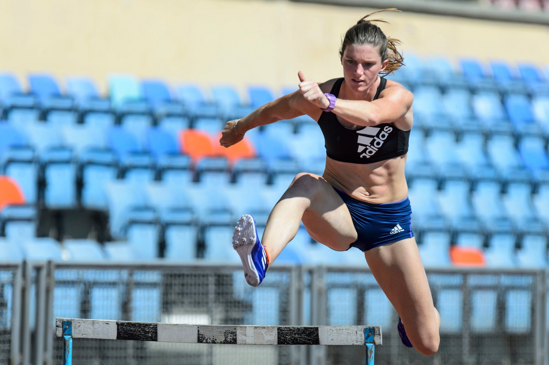 Lea Sprunger en action pendant un 400m haies lors d'un entrainement ce jeudi 4 juin 2015 au stade olympique de la Pontaise a Lausanne. (KEYSTONE/Jean-Christophe Bott) SUISSE ATHLETISME TRAINING