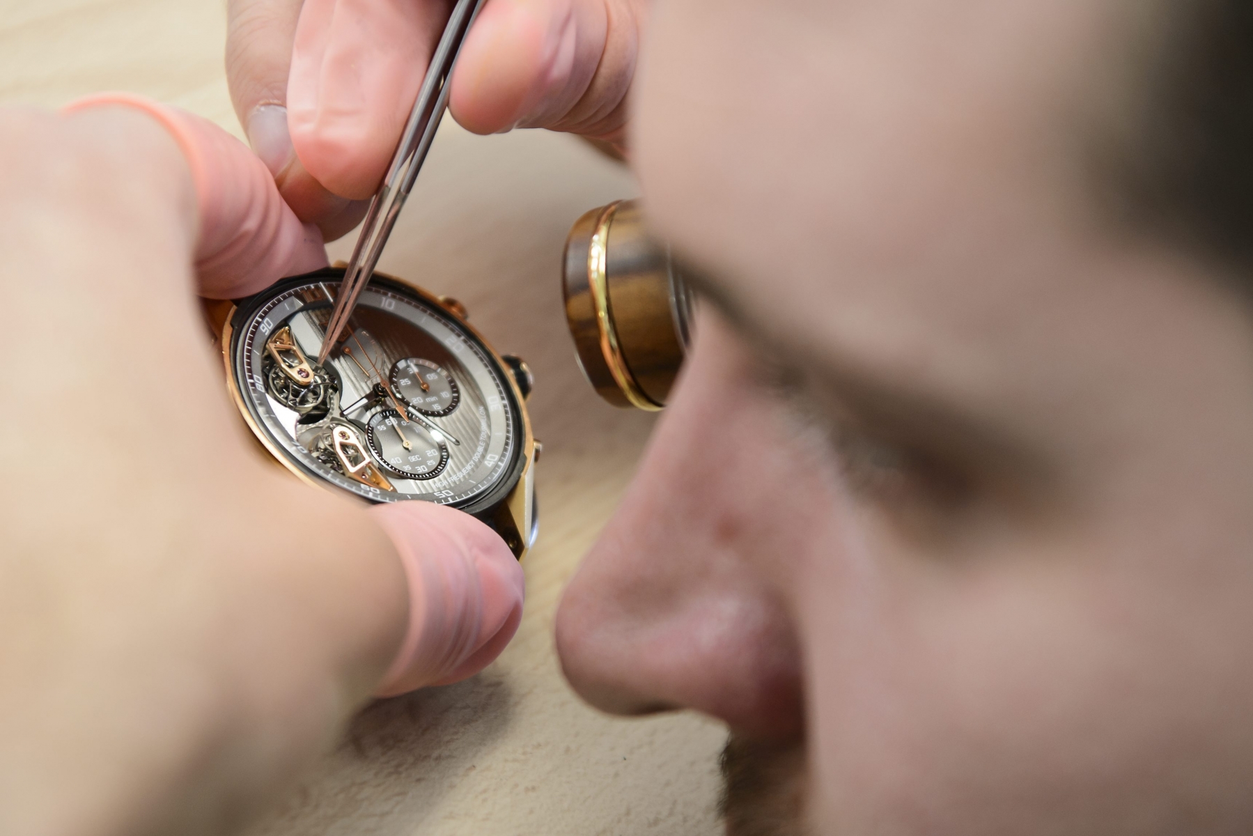 Créée par deux Allemands passionnés d'horlogerie - Ivica Maksimovic et Peter Nikolaus -, la manufacture Zeitwinkel fabrique ses montres bracelet haut de gamme à la main avec des composants qu'elle achète dans la région. Elle occupe une dizaine de personnes, dont trois horlogers.